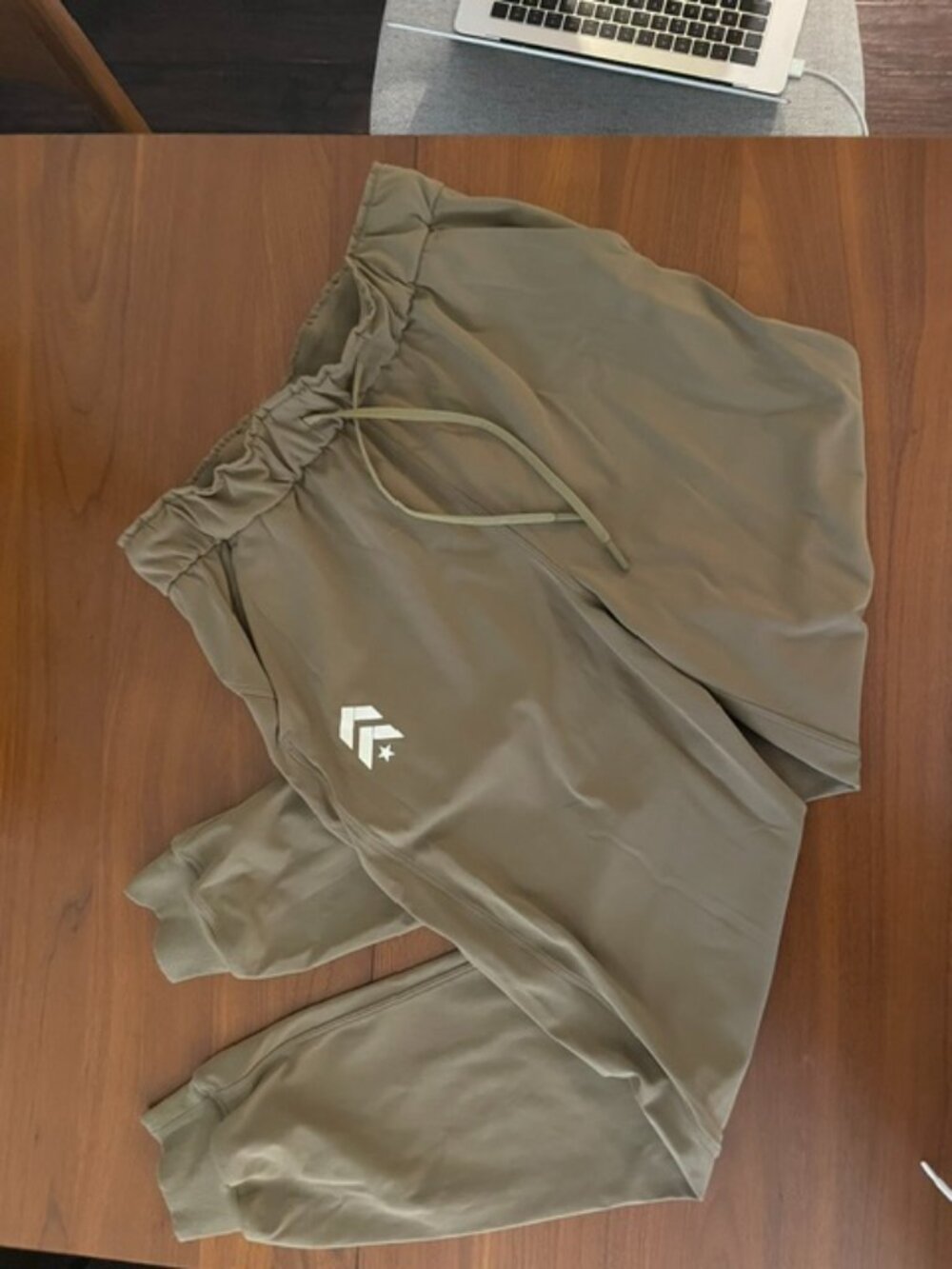 Lululemon artifact high rise joggers sz 6 - khaki - Barry's logo